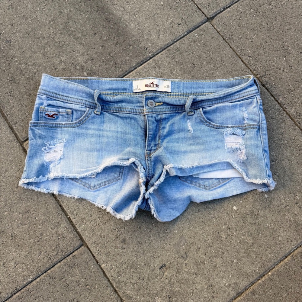 Hollister Low Rise Distressed Denim Cut Off Shorts Light Wash Blue Size 9 W29